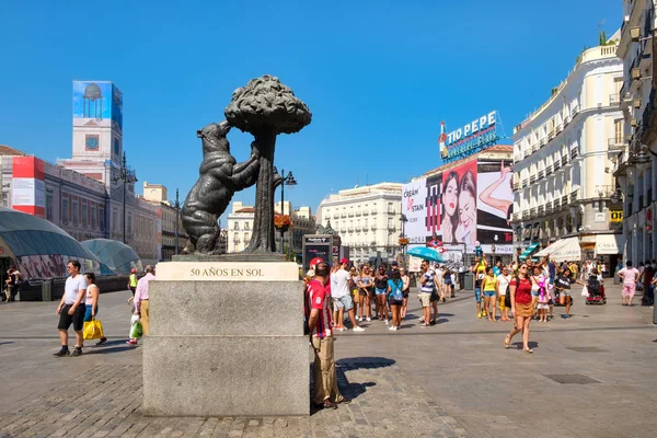 Puerta del Sol, um dos lugares mais movimentados de Madrid, Espanha — Fotografia de Stock