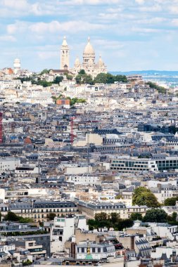 Paris Montmartre ve Sacré Coeur Bazilikası ile görünüm üstünde belgili tanımlık tepe