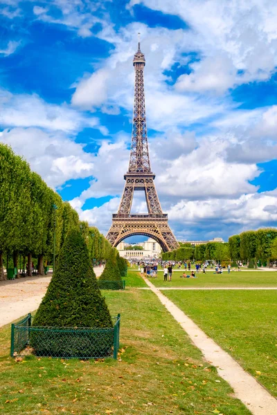 Ейфелева вежа та на Марсовому день літа в Парижі — стокове фото