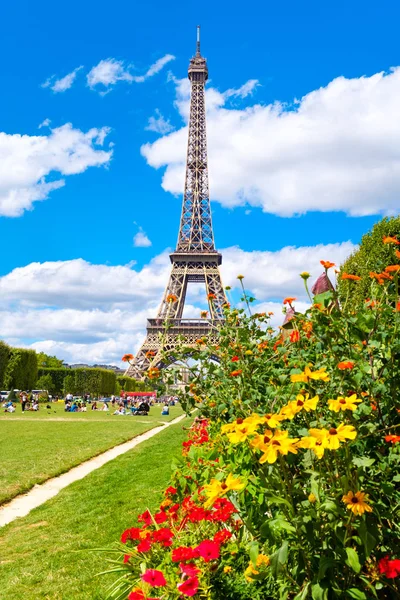 A Torre Eiffel e flores em um belo dia de verão em Paris — Fotografia de Stock