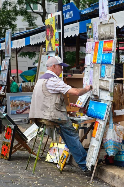 Pintores en la Place du Tertre en el barrio histórico de Montmartre en París —  Fotos de Stock