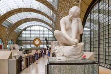 Paris'teki Musee d'Orsay, çıplak genç bir kadın heykeli,