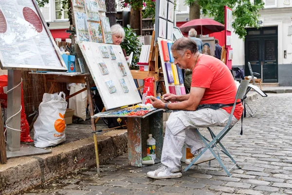Pintor trabajando en la famosa Place du Tertre de Montmartre en París —  Fotos de Stock