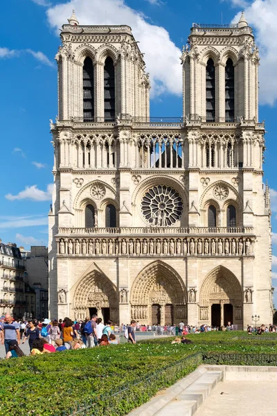 Katedrála Notre Dame de Paris na krásný letní den — Stock fotografie