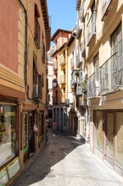 Toledo ortaçağ şehir İspanya tipik dar sokakta