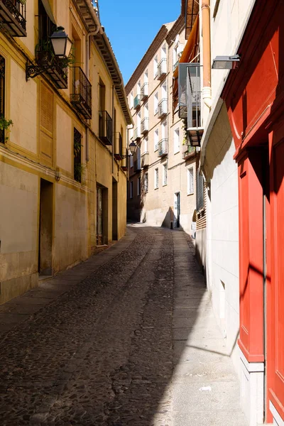 Δρόμο με παλιά κτίρια στην μεσαιωνική πόλη του Τολέδο, Ισπανία — Φωτογραφία Αρχείου