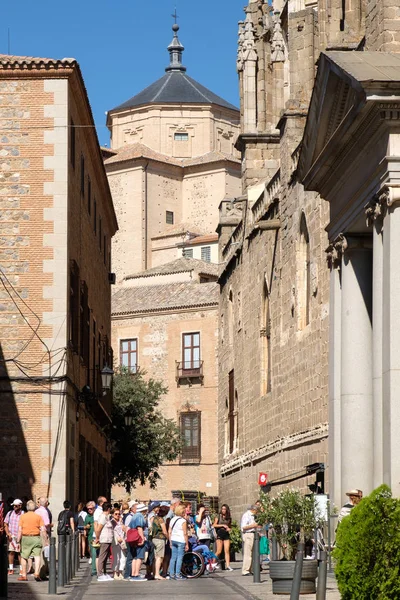 Туристы на узкой улице рядом с кафедральным собором в Толедо в Испании — стоковое фото