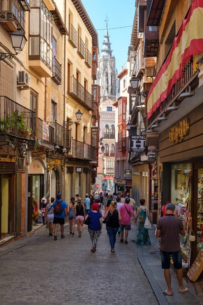 Tourists on a narrow street on the medieval city of Toledo in Spain — Stock Photo, Image