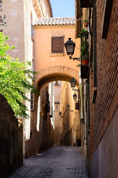 Старая узкая улочка в средневековом городе Тбедо в Испании — стоковое фото
