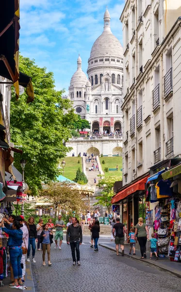 Straatbeeld in Montmartre met de Sacré-Coeur op de achtergrond — Stockfoto