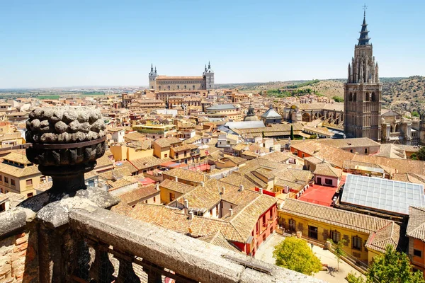 The old city of Toledo in Spain with the Alcazar and the Cathedral — Stock Photo, Image