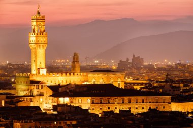Palazzo Vecchio ve gün batımında ışıklı Floransa'nın tarihi merkezini