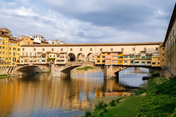 Ponte Vecchio, ortaçağ köprüden nehre Arno Floransa, İtalya