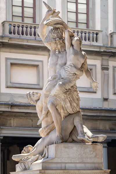 O estupro das mulheres sabinas pelo escultor Giambologna na cidade de Florença — Fotografia de Stock