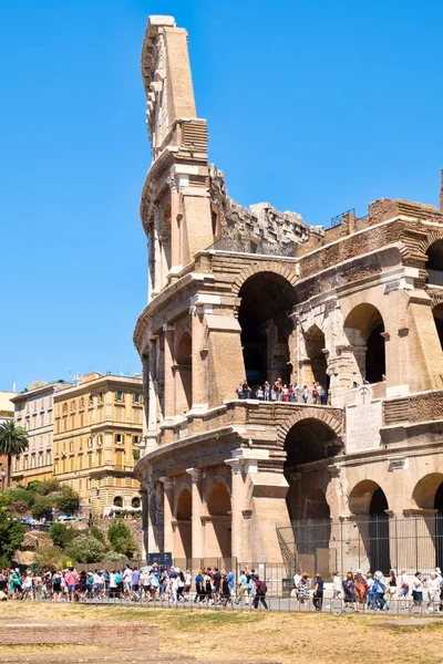 Persone che visitano le rovine del Colosseo Romano a Roma — Foto Stock