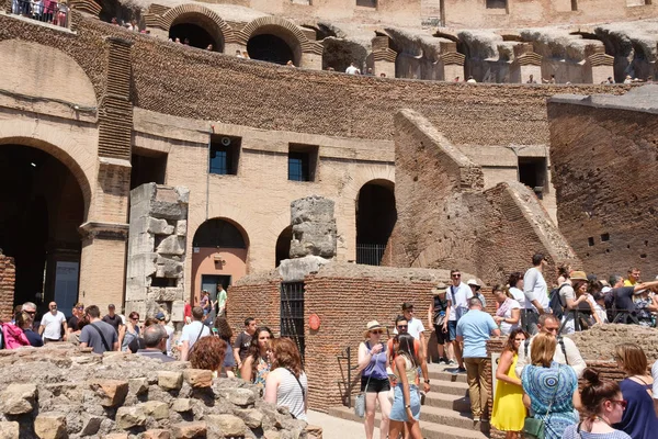 Visitatori all'interno delle rovine del Colosseo nel centro di Roma — Foto Stock