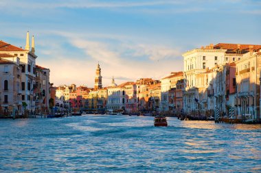 Gün batımında Venedik'te büyük Kanal