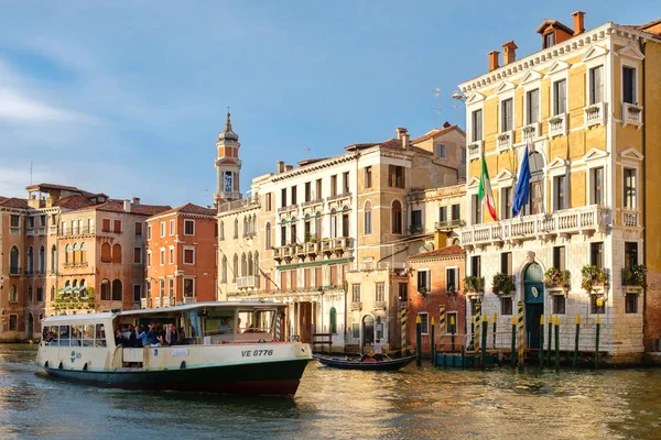 Touristen und Einheimische auf einem Vaporetto auf dem Canal Grande in Venedig, — Stockfoto