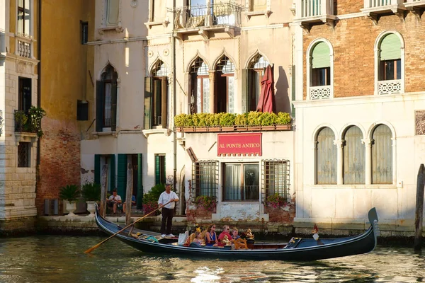 Touristen fahren mit einer traditionellen Gondel auf dem Canal Grande in Venedig — Stockfoto