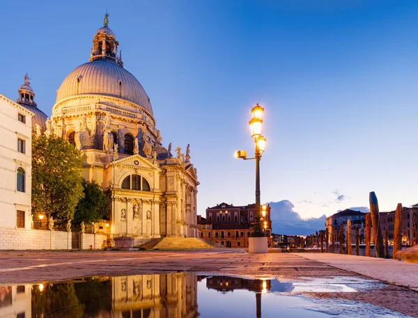 A Basílica de Santa Maria della Saudação em Veneza ao pôr do sol — Fotografia de Stock