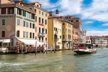 Venedik Canal Grande'ye vaporetto veya su otobüs gün güneşli yaz