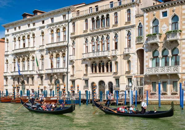 Gondeln neben alten, schönen Palästen am Canal Grande in Venedig — Stockfoto