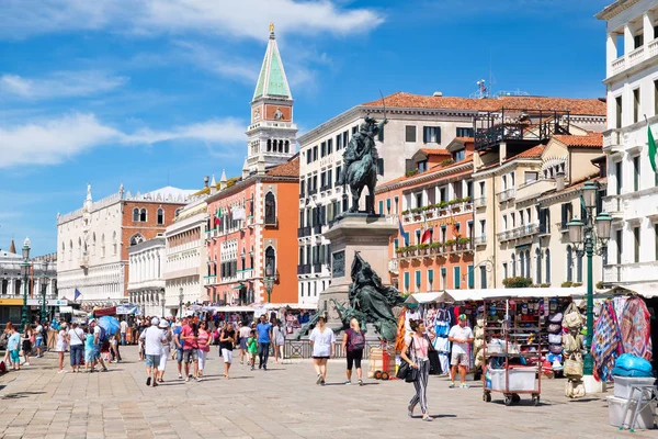 Tourists and locals on a beautiful summer day near St Marks Square in Venice — Stock Photo, Image