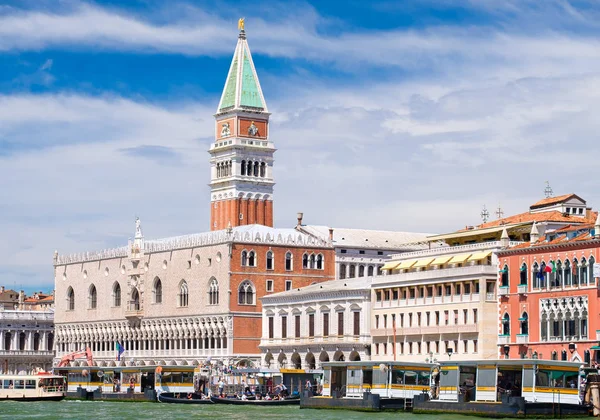 St Marks Campanile ve San Marco Meydanı'nda Doge Sarayı
