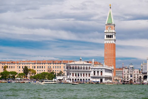 Plaza de San Marcos vista desde el Gran Canal en un día de verano en Venecia — Foto de Stock