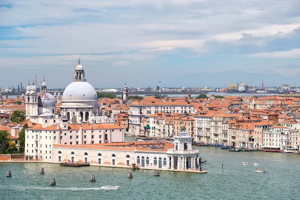 El Gran Canal y la Basílica de Santa Maria della Salute en Venecia — Foto de Stock