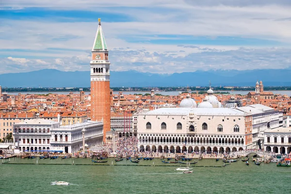 Plaza de San Marcos y el Gran Canal en un hermoso día en Venecia — Foto de Stock