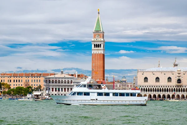 Navegación en yate por el Gran Canal frente a la Plaza de San Marcos de Venecia — Foto de Stock