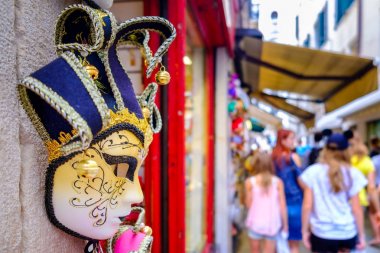 Karnaval maske satışa bir Hediyelik eşya dükkanı Venedik, İtalya