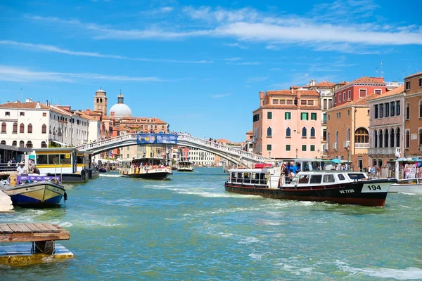 Vaporetti am Canal Grande in Venedig an einem Sommertag — Stockfoto