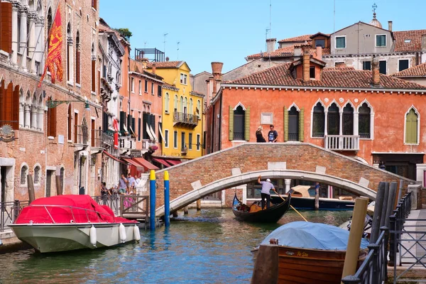Гондола на узком канале в окружении старых зданий в Венеции — стоковое фото