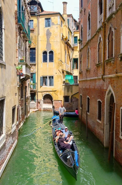 Gondeln auf einem schmalen Kanal, umgeben von alten Gebäuden in Venedig — Stockfoto