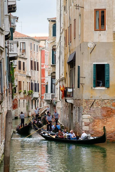 Gondeln auf einem schmalen Kanal, umgeben von alten Gebäuden in Venedig — Stockfoto