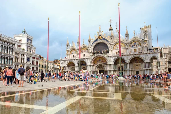 St. Mark's plein tijdens een overstroming in Venetië met uitzicht op de basiliek — Stockfoto