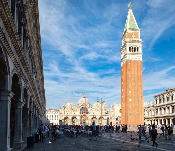 St. Mark's plein in Venetië op een zomerdag — Stockfoto