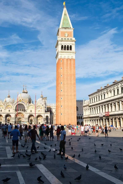 St. Mark's plein in Venetië op een zomerdag — Stockfoto