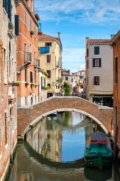 Schmaler kanal mit kleiner brücke in der romantischen stadt venedig — Stockfoto