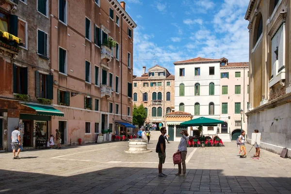 Petite place entourée de vieux bâtiments à Venise — Photo