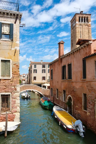 Schmaler kanal mit kleiner brücke in der romantischen stadt venedig — Stockfoto
