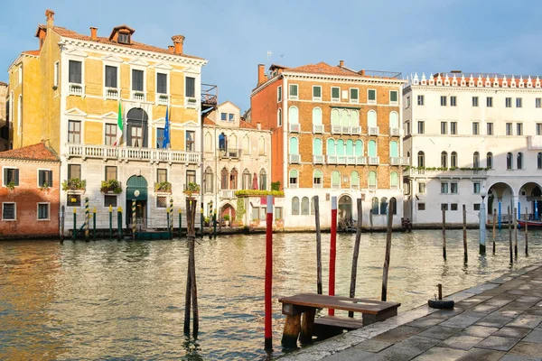 Alte paläste und farbenfrohe bauten neben dem großen kanal in venedig — Stockfoto