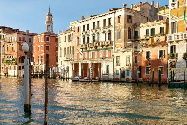 Alte paläste und farbenfrohe bauten neben dem großen kanal in venedig — Stockfoto