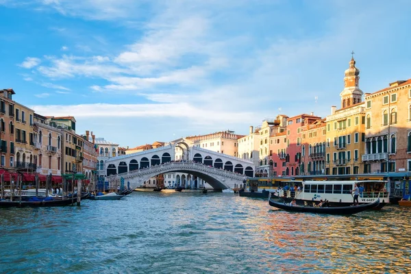 Мост Риальто и Большой канал в Венеции на закате — стоковое фото