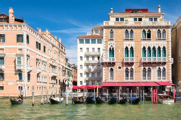 Gondeln und Luxushotel auf einem alten Palast am Kanal in Venedig — Stockfoto
