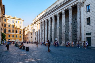 Piazza di Petra Merkezi Roma Hadrian tapınağı ile