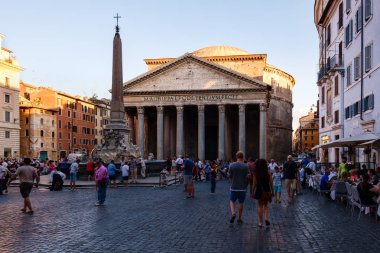 Turistler ve yerliler için Merkezi Roma'da Pantheon yanında