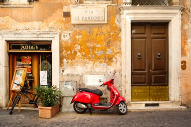 Roma eski bir dar cobblestoned Caddesi üzerinde kırmızı scooter